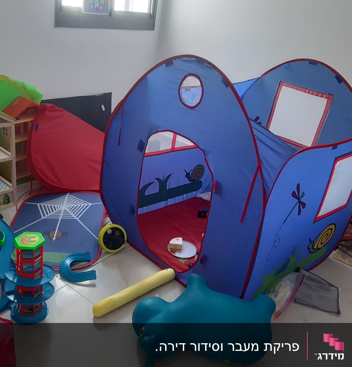 אוהל משחקים כחול עם חלונות ודמויות צבעוניות